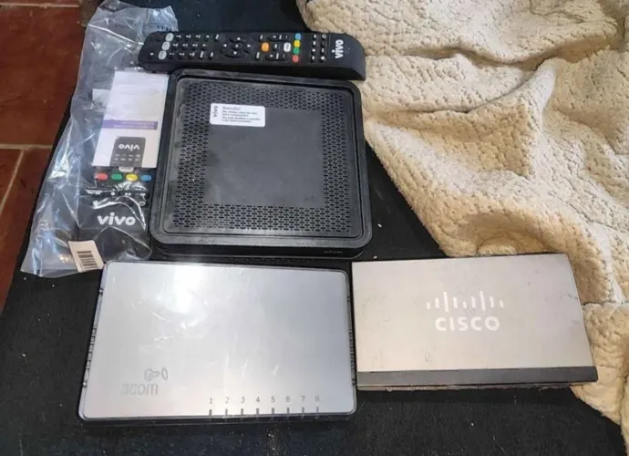 Aparelho da vivo + 2 controles, switch 3com-8portas e roteador cisco