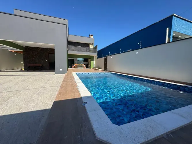 Casa localizada lado praia a 1000 metros do mar, com 4 quartos (sendo 1 suíte), possui pis