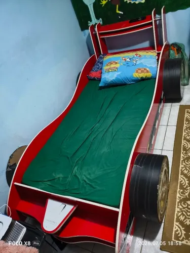 Cama de solteiro formato de carro com rodas 