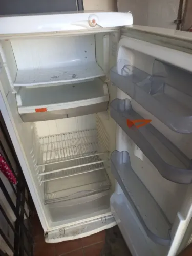 GELADEIRA CONSUL USADA , EXCELENTE ESTADO DE CONSERVAÇÃO, FUNCIONANDO PERFEITAMENTE. 350$