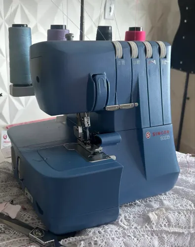 Overloque Singer S0235 Azul - Pouco uso / Conservada