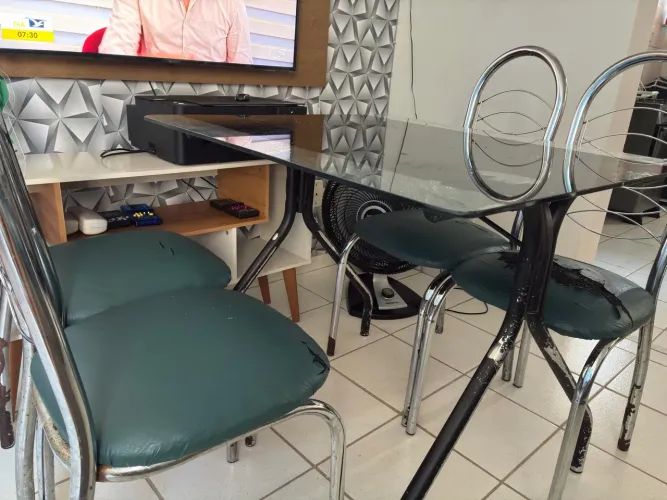 Mesa de vidro com 4 cadeiras
