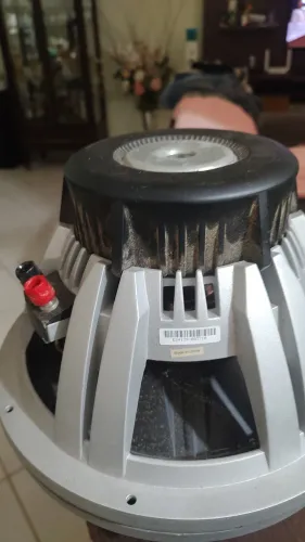 Alto falante JBL e potência banda ice