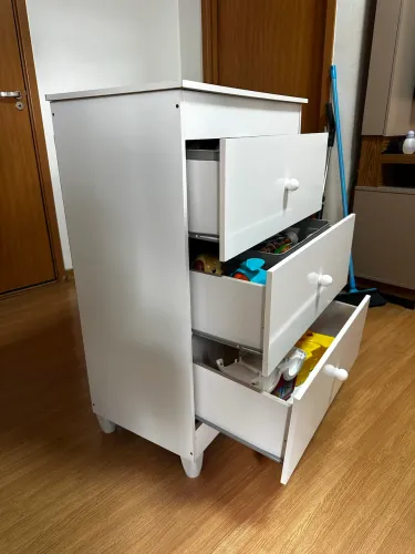 móveis infantis composto por guarda-roupa e cômoda na cor branca.