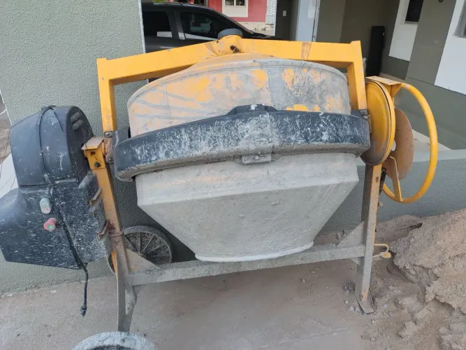 Vendo 01 betoneira Menegotti 400 lt