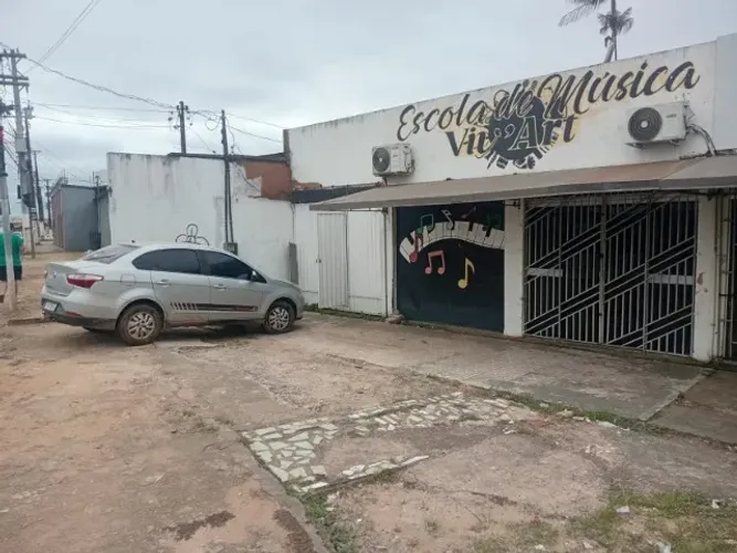 Casa com Loja na frente para Locação na Floresta