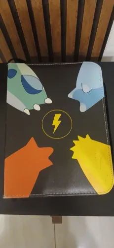Álbum pokemon 4×4, capacidade para 376 cartas, com 50 cartas Original Copag