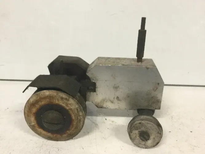 trator antigo de ferro