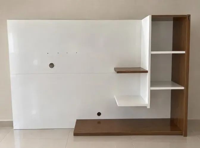Painel de TV Com Prateleiras Usado Simbal Branco e Amadeirado