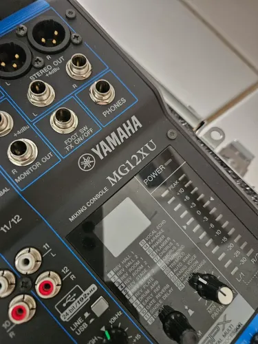 Mesa de som Yamaha mg12xu