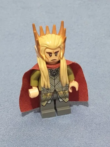 LEGO minifigura Thranduil, leve desgaste na capa (Set 79012) (EXTREMAMENTE RARO)