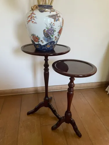 Par de mesas laterais clássicas em madeira - elegantes e bem conservadas