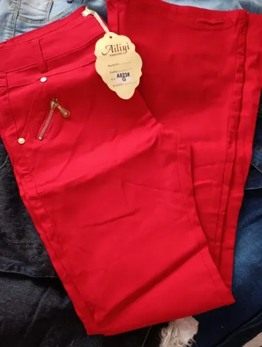 Roupas no precinho calças jeans, shorts, camiseta, mochila...