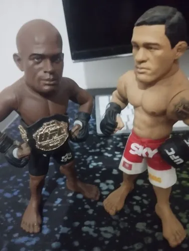 Dois bonecos do ufc