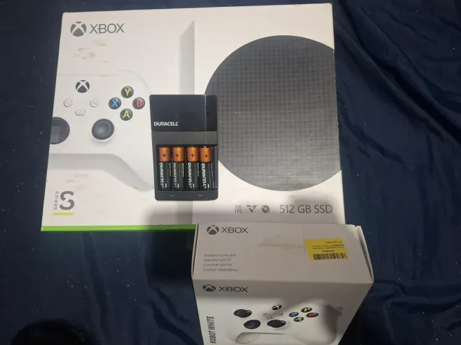 Xbox Series S + 2 controles + carregador original duracell com 4 pilhas