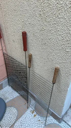 Vendo duas grelhas de brinde leva meio saco de carvão