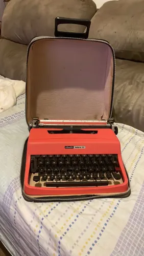 Vendo máquina de escrever funcionando,muito bem conservada