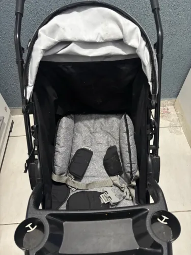 Carrinho de bebê e bebê conforto