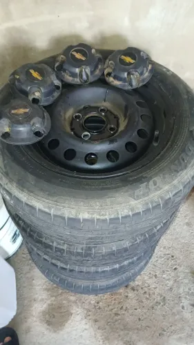 Vendo pneus com rodas