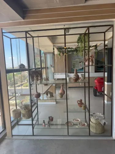 Estante em Aço Corten e Vidro