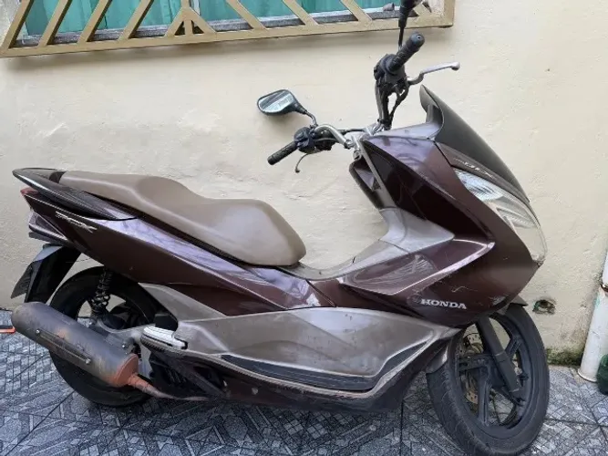 Moto semi nova. Pouco rodada