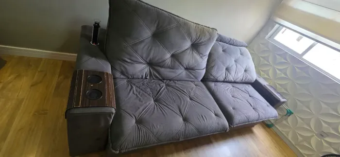 Vende -se sofa retrátil com tomada de carregamento 