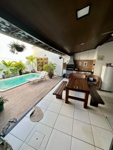 LINDA CASA EM CONDOMINIO NO ALTO DO CALHAU, REFORMADA E PROJETADA, PISCINA