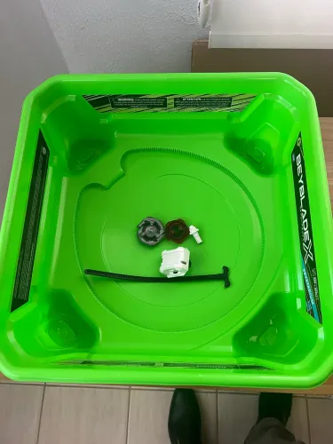 Arena Beyblade X Hasbro nova com um beyblade e lançador