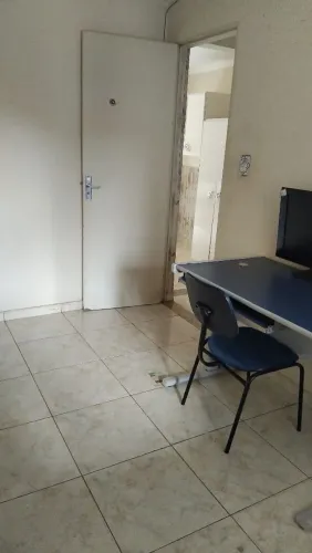 Mesa de escritório com cadeira fixa.