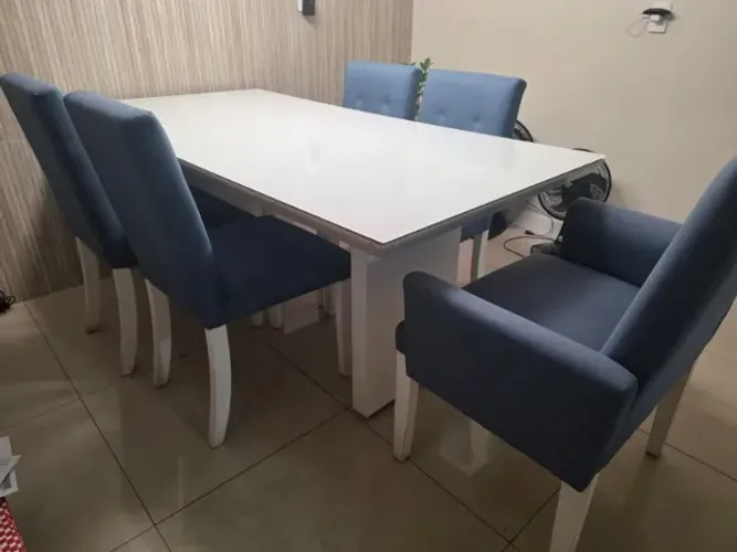 Mesa de jantar com 5 lugares
