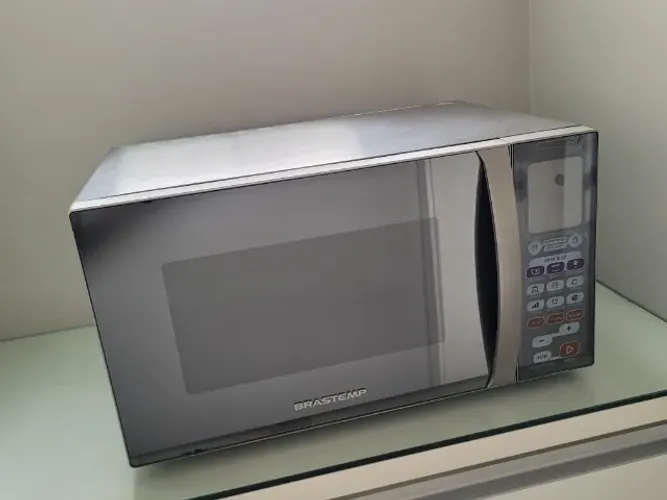 MICRO-ONDAS BRASTEMP 30 LITROS INOX ESPELHADO.