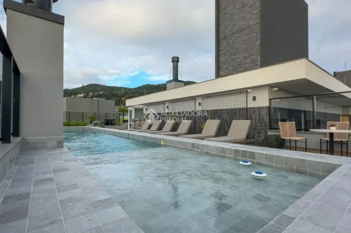 Apartamento 2 Dormitórios (1 Suíte) com Sacada e Churrasqueira, 1 Vaga | Próximo ao Florip