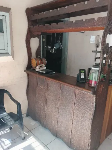 Barzinho para expor bebidas em madeira Rústico 