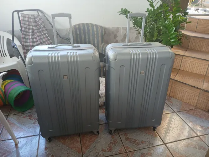 Duas malas com capacidade de 33kg