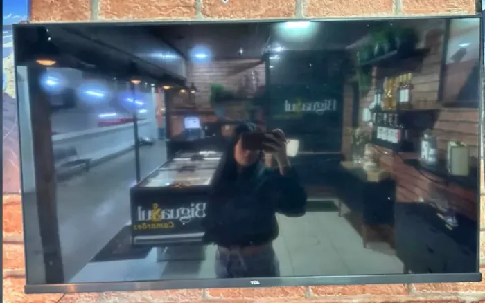 Smart TV 43 Polegadas, Novinha, vai com controle