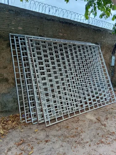 Vende-se 5 grades cada uma medindo 2,2mx3m. Cada grade R$500,00.