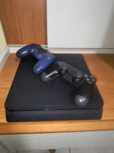 Ps4 1 tb com 2 controles e jogos na memória.