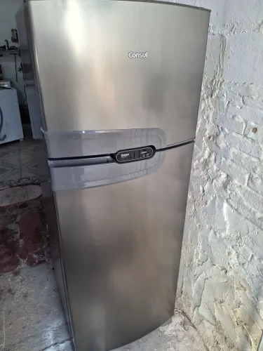 Geladeira 220v semi nova