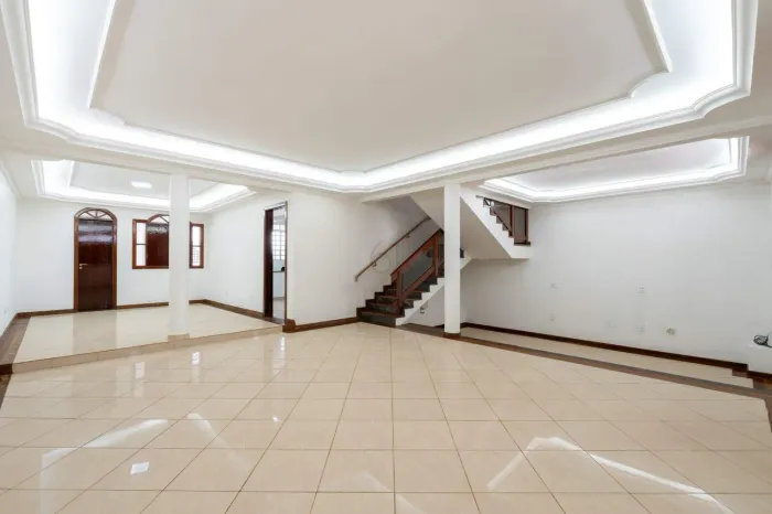 Casa de Alto Padrão com 340m² | Residencial ou Comercial | QNE 18 - Taguatinga Norte