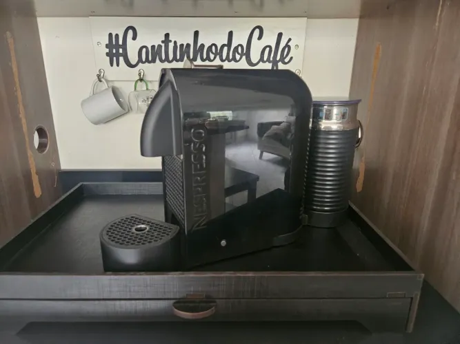 Vendo cafeteira Nespresso com Bandeija para cápsulas