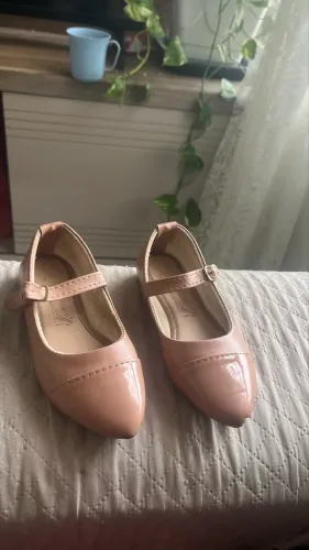 Sapatos e roupas infantis