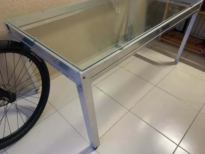 Mesa de vidro com base metálica 160x80 S/as cadeiras (valor negociável)