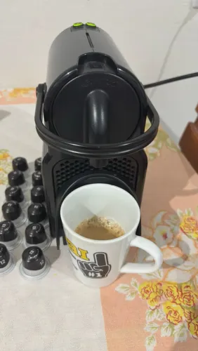 ? CAFETEIRA NESPRESSO INISSIA D40 PRETA