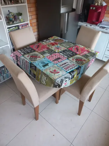 Mesa com 4 cadeiras