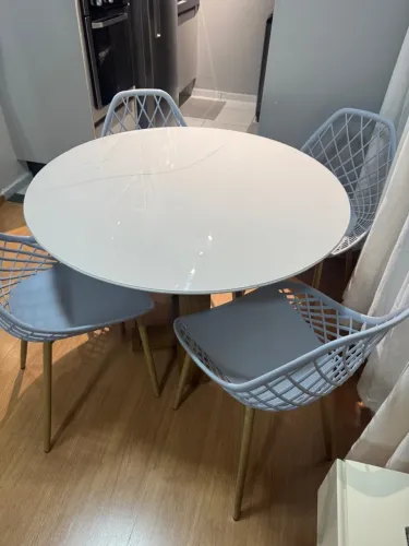 Vendo mesa com 4 cadeiras