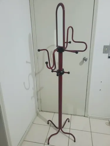 Cabideiro de chão em metal com espelho- B. Cidade Baixa