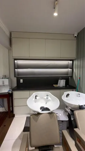 Vendo Armário lindo em Led , apoio Lavatório para Salão de Beleza