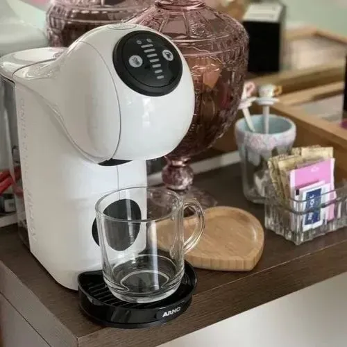 Cafeteira Genio S Dolce Gusto branca + suporte de cápsulas 