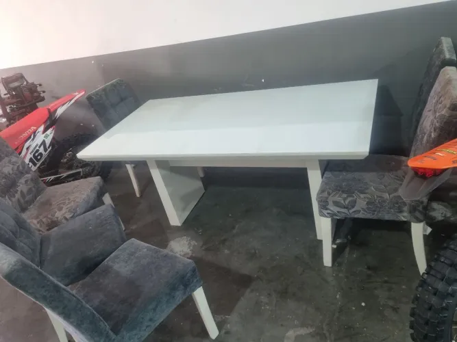 Mesa e caseiras