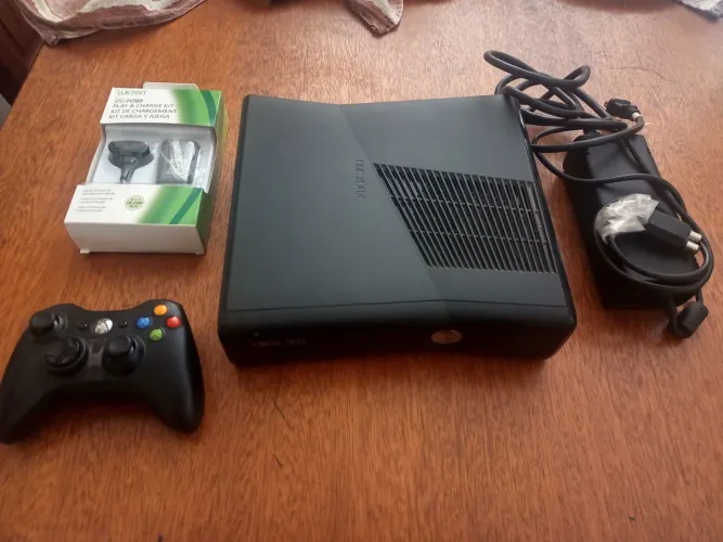 Xbox 360 slim 250GB, único dono SUPER NOVO